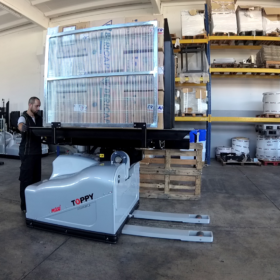 Portable pallet inverter with boxes