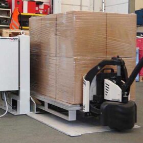 Pallet transfer mechanism - Streamlining logistics with advanced technology.